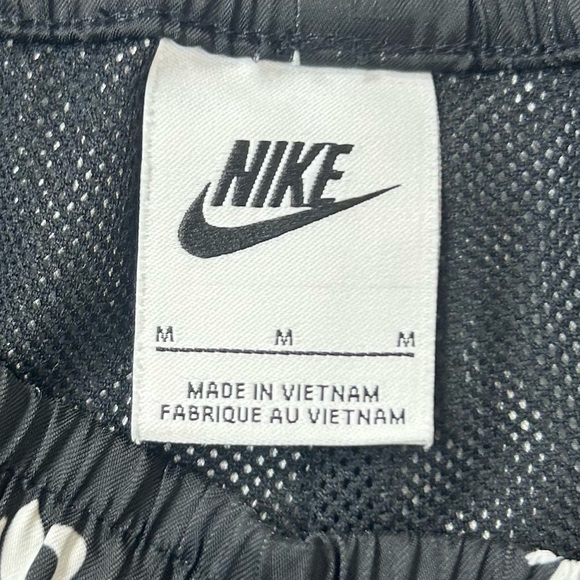 Men’s Nike Flow Swim Trunks. Daisy Sportswear Sports Essentials. Size M. - Picture 3 of 8